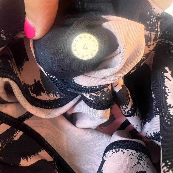 Lululemon wunder under high rise graffiti crop leggings size 4 like new. - Picture 6 of 6